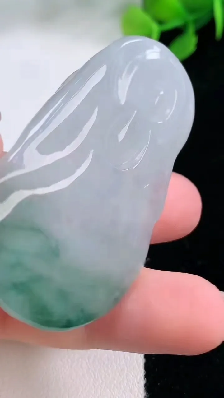 天然A货翡翠冰种飘花观音菩萨吊坠，尺寸52.8-32.6-5.2，重量:18.94g
11月29日