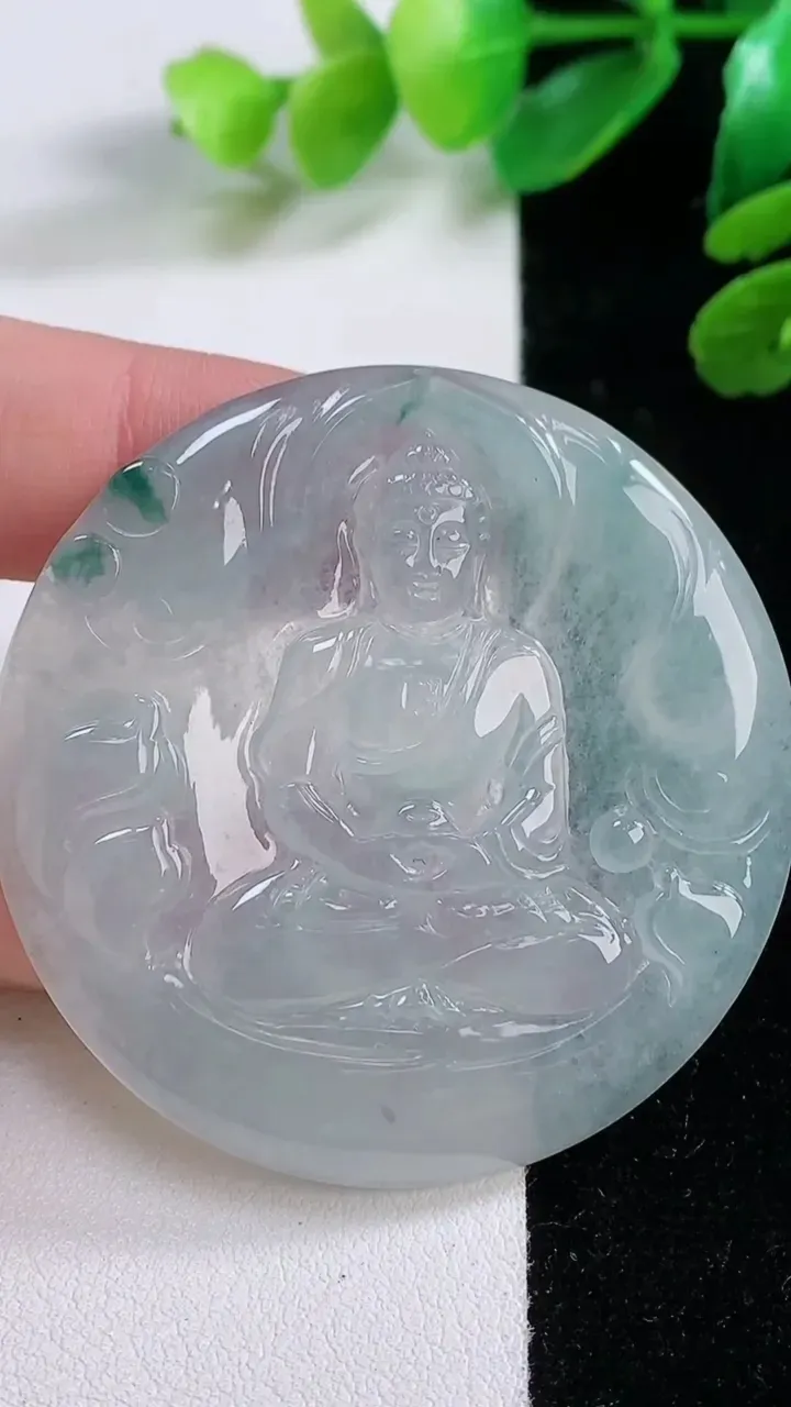 天然A货翡翠飘花大日如来吊坠，尺寸 49-4.6，重:23.65g
11月29日