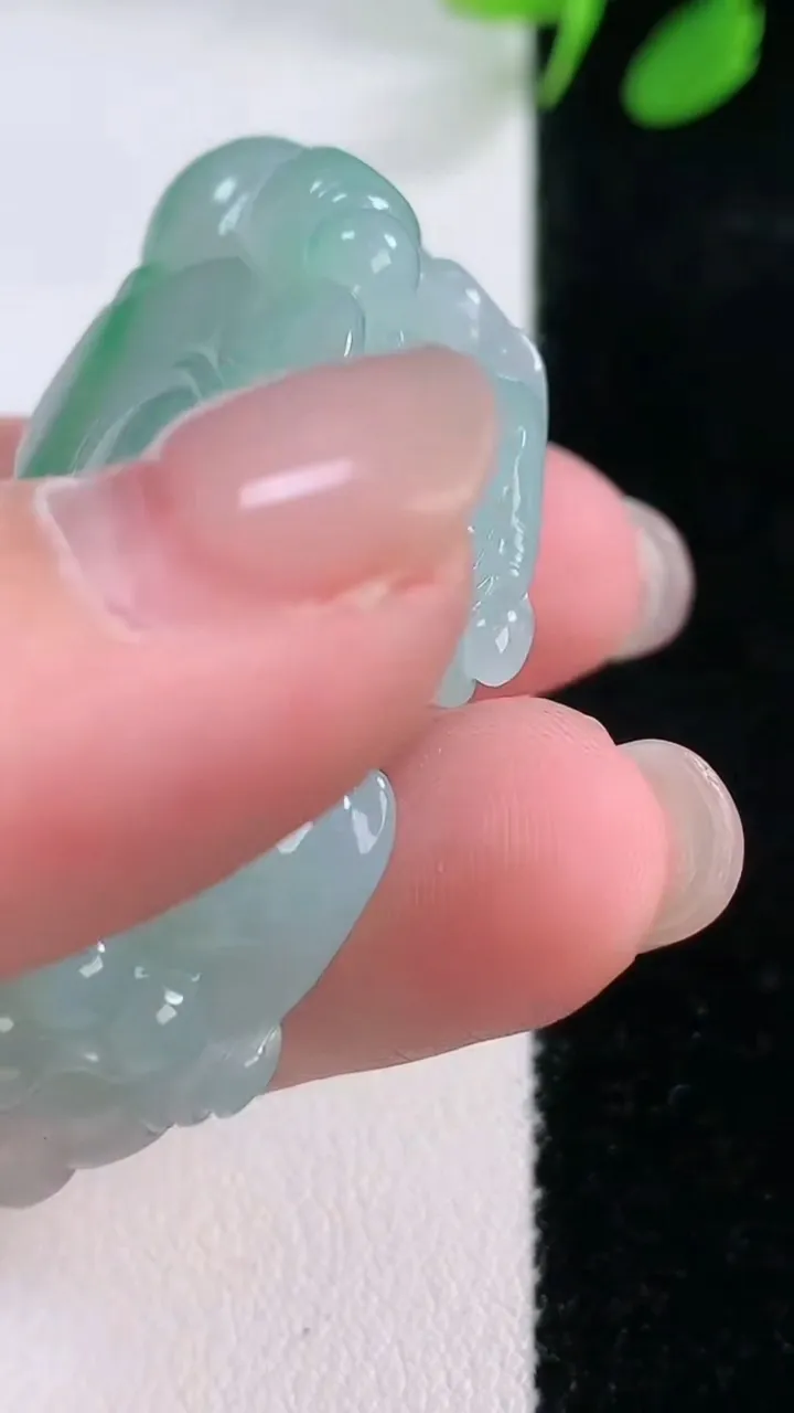 天然A货翡翠貔貅吊坠，尺寸46-21.8-14，重量:27.89g
11月29日