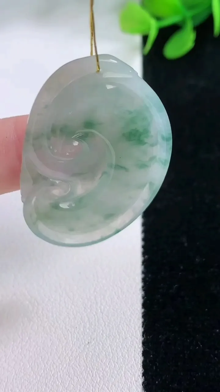 天然A货翡翠冰种飘花如意吊坠，尺寸43.2-27-5，重量:10.52g
11月29日