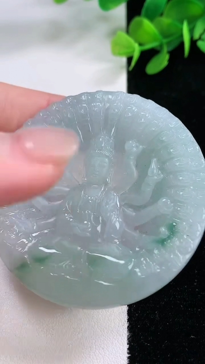 天然A货翡翠冰种飘花千手观音吊坠，尺寸55.3-5.4，重量:36.05g
11月29日