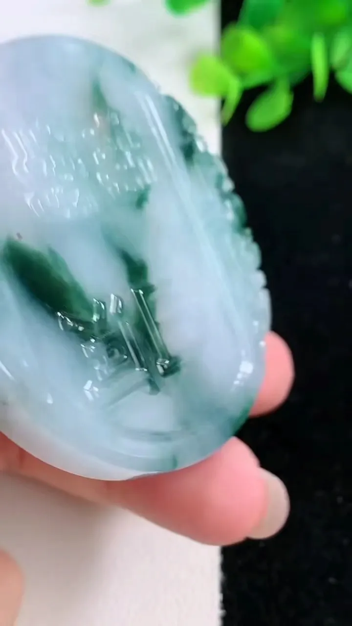 天然A货翡翠飘花复古牌吊坠，尺寸52.7-6.4，重量:43.67g
11月29日