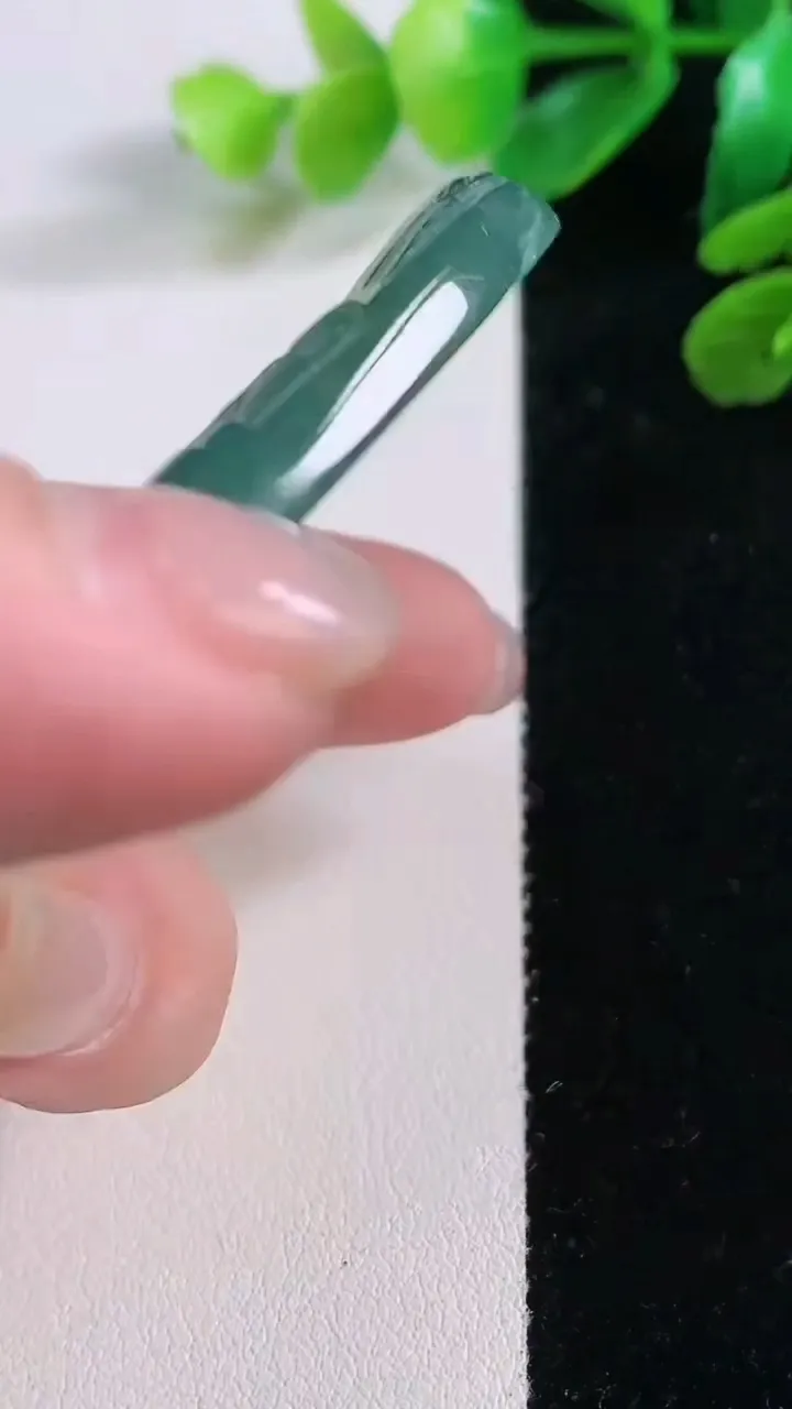 天然A货翡翠山水牌吊坠，尺寸 71.6-46.5-6.2，重:44.48g
11月29日