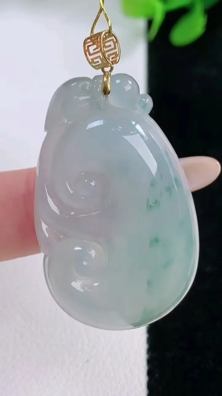 天然A货翡翠种飘花如意吊坠，尺寸38.4-23.4-5.9，重量:9.62g
11月29日