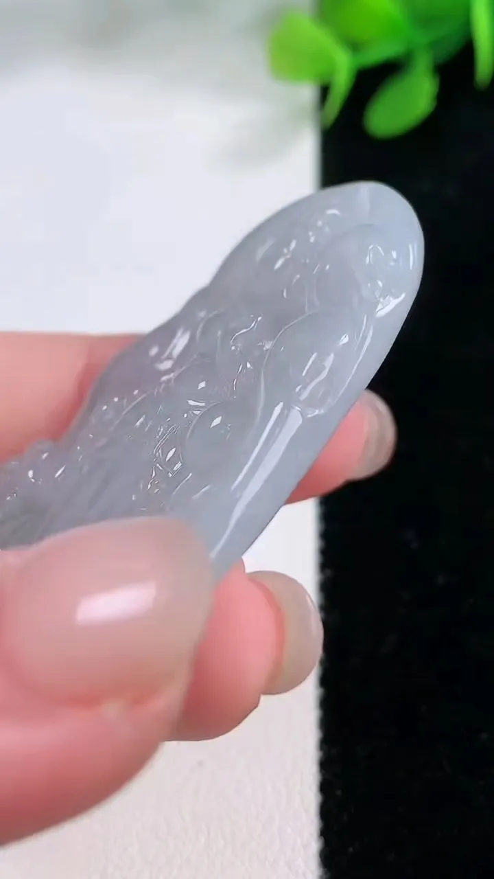 天然A货翡翠冰种飘花观音菩萨吊坠，尺寸52.8-32.6-5.2，重量:18.94g
11月29日