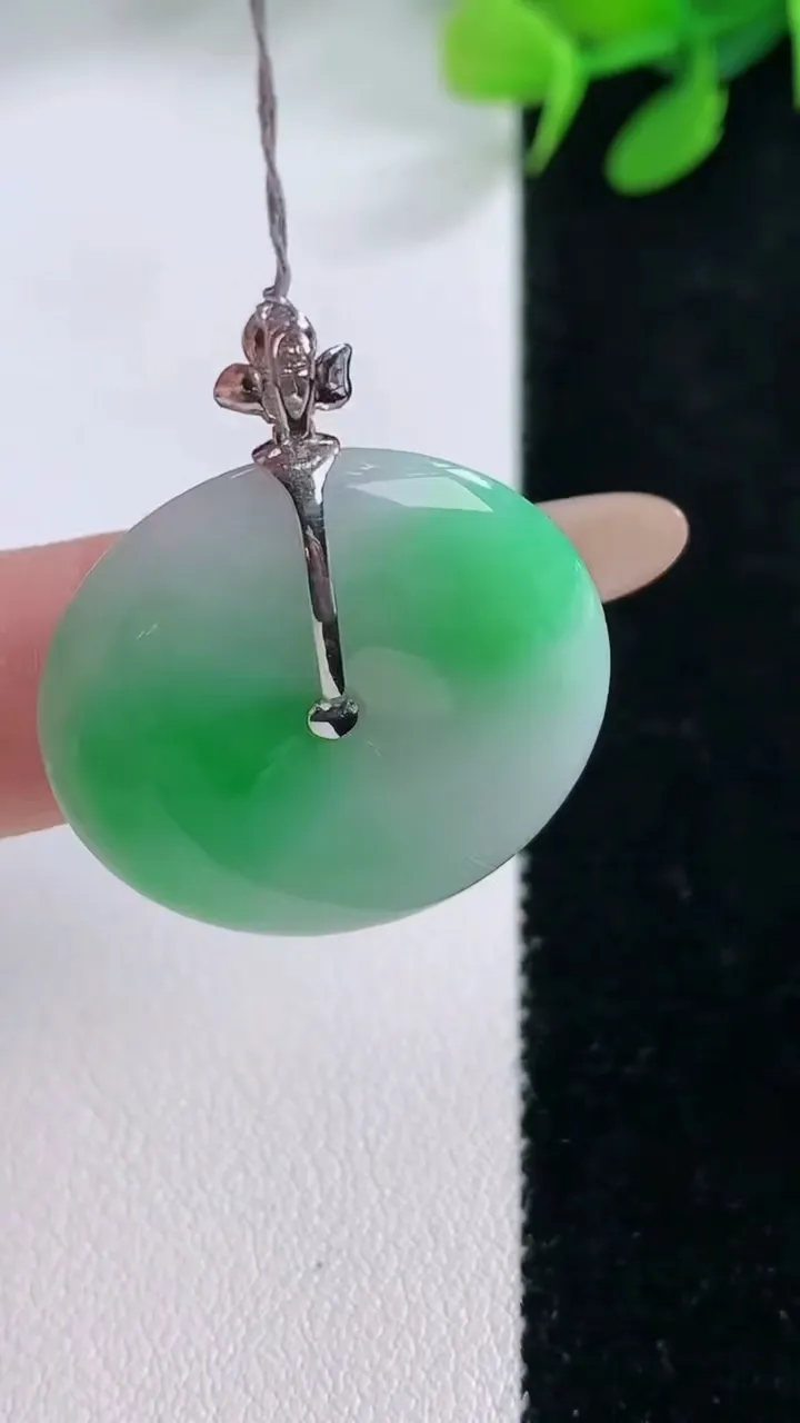 天然A货翡翠平安扣吊坠，尺寸26-5.4，重量:7.78g
11月29日