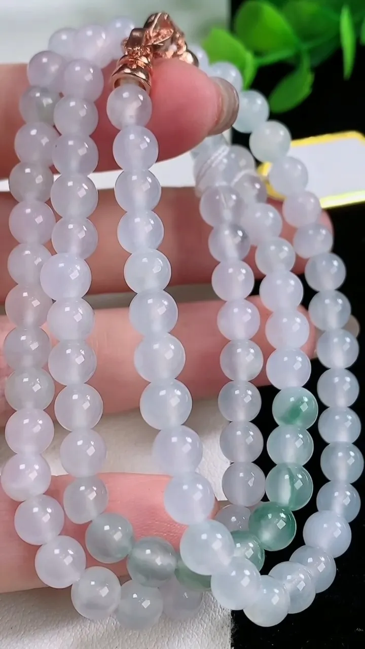 天然A货翡翠冰种飘花圆珠项链，尺寸5.6-94颗，重量:32.95g
11月29日