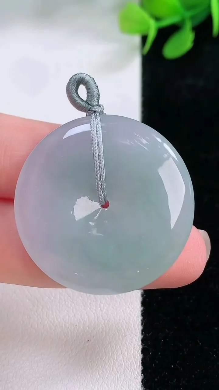 天然A货翡翠平安扣吊坠，尺寸31.6-5.6，重量:12.11g
11月29日