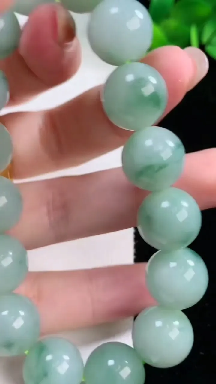 天然A货翡翠飘花圆珠手串，尺寸13-16颗，重量:62.29g11月29日
工厂直销收藏佳品,种好水足，色泽均匀，有种有色，上手高大气！
