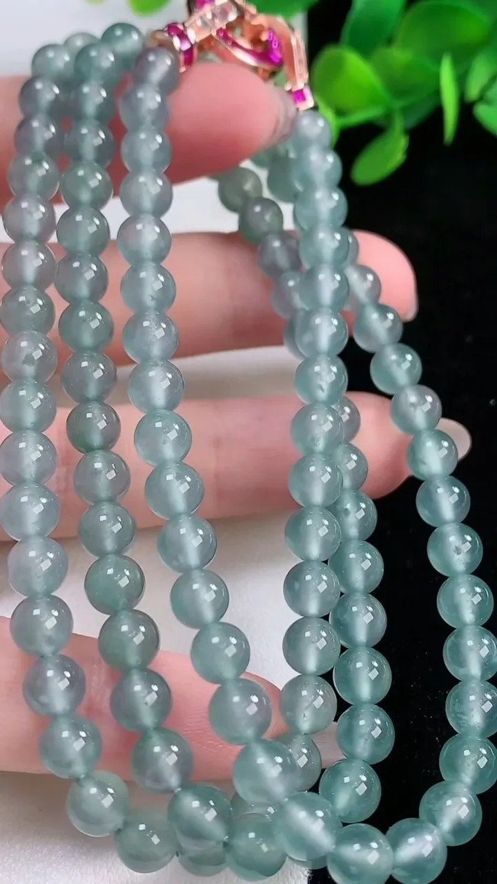 天然A货翡翠圆珠项链，尺寸5.7-108颗，重量:41.82g
11月29日