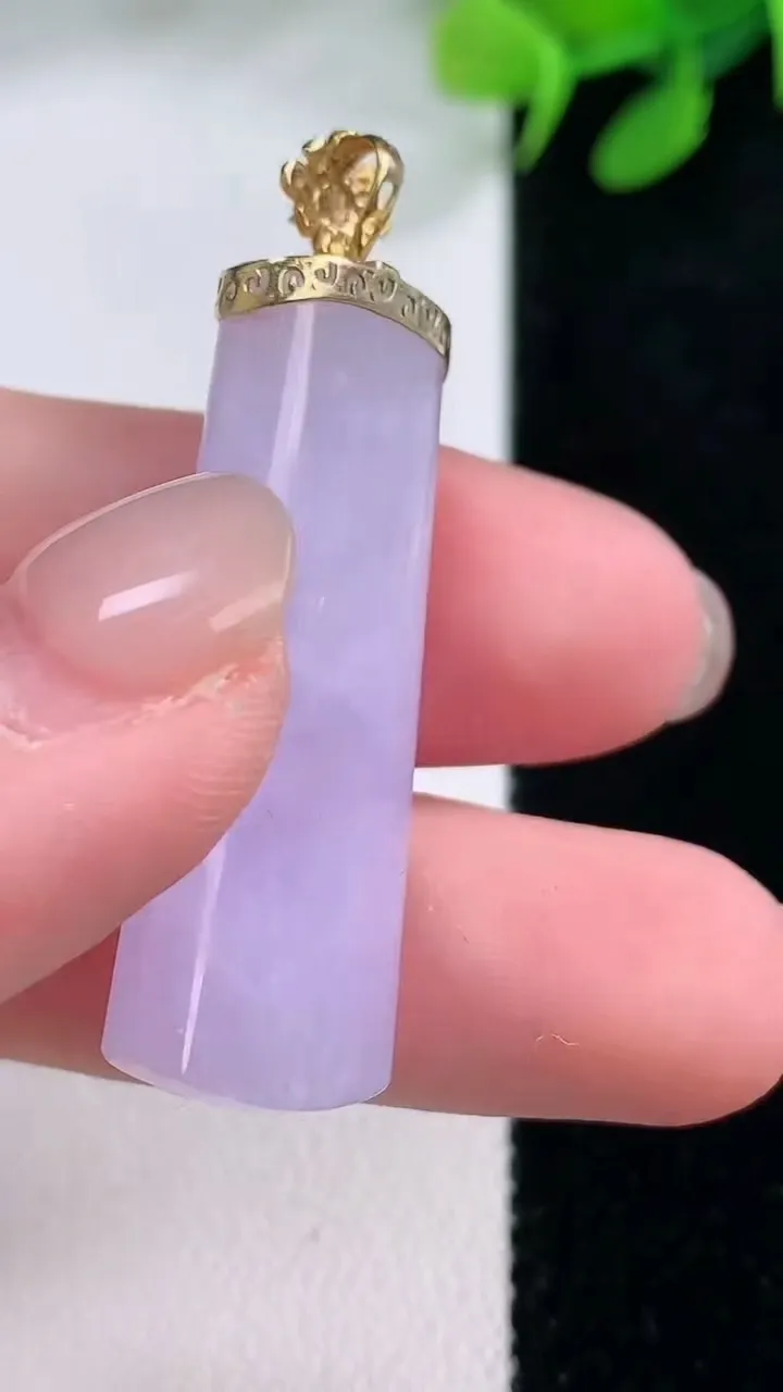 天然A货翡翠18K金紫罗兰无事牌吊坠，尺寸36.7-13.6-6，重量:9.00g
11月29日