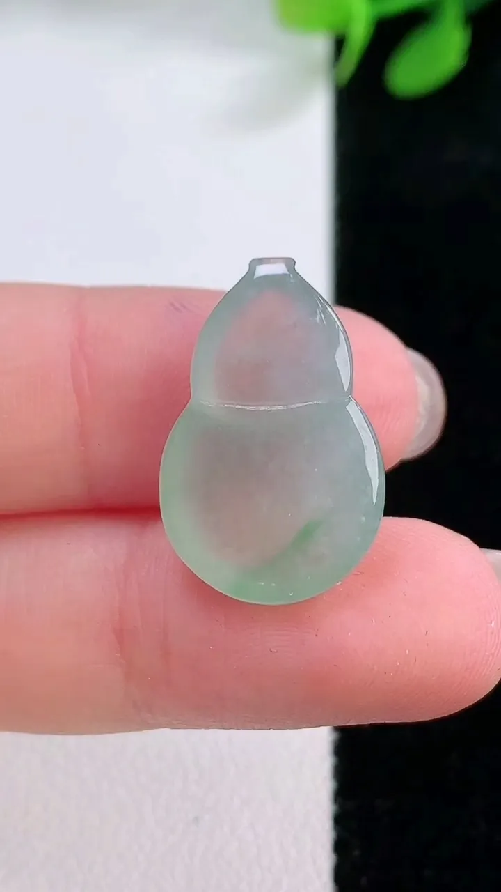天然A货翡翠葫芦镶嵌件，尺寸21.4-14-6，重量:3.15g
11月29日