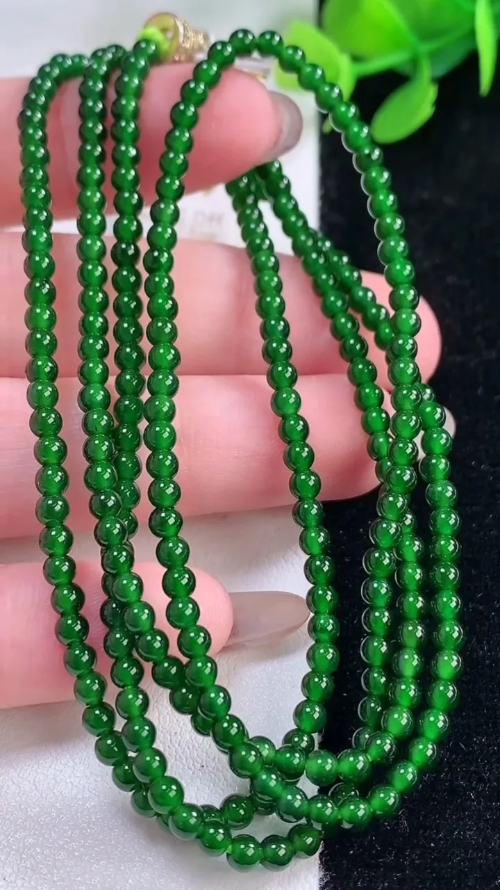 天然A货翡翠小米珠项链，尺寸2.9-264颗，重量:13.52g11月29日
工厂直销收藏佳品,种好水足，色泽均匀，有种有色，上手高大气！