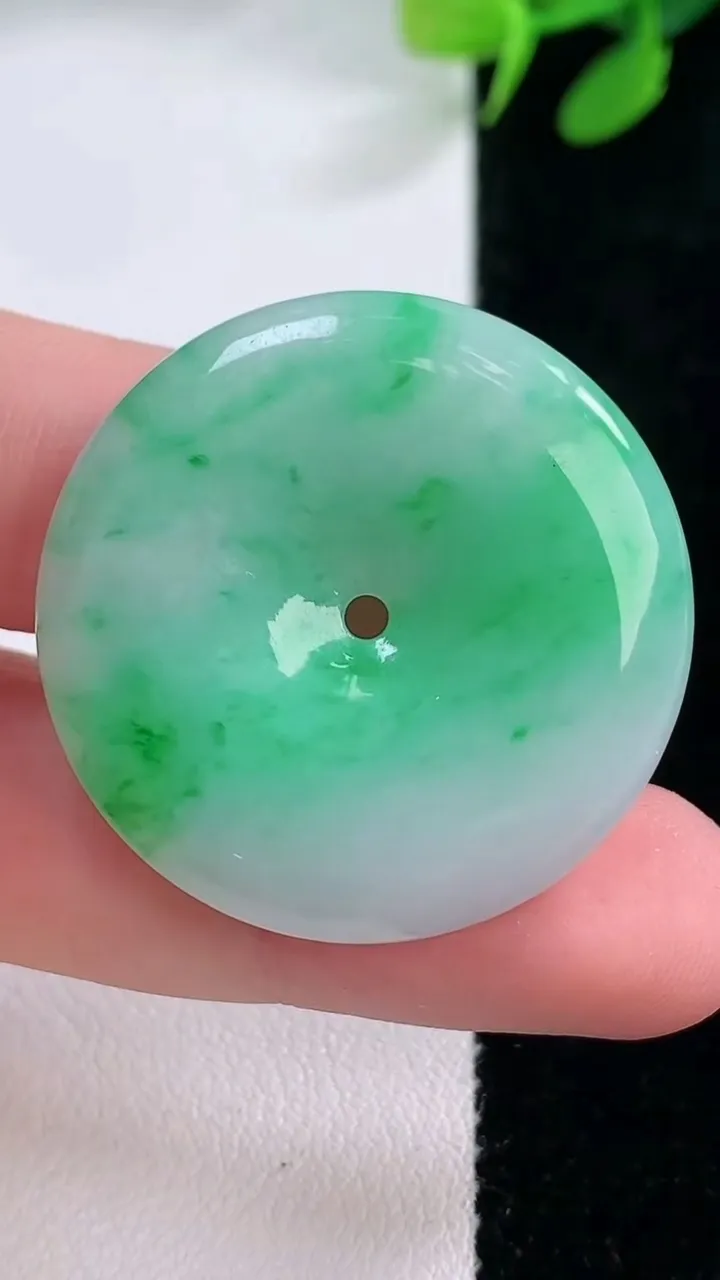 天然A货翡翠平安扣吊坠，尺寸32-5.7，重量:14.21g
11月29日