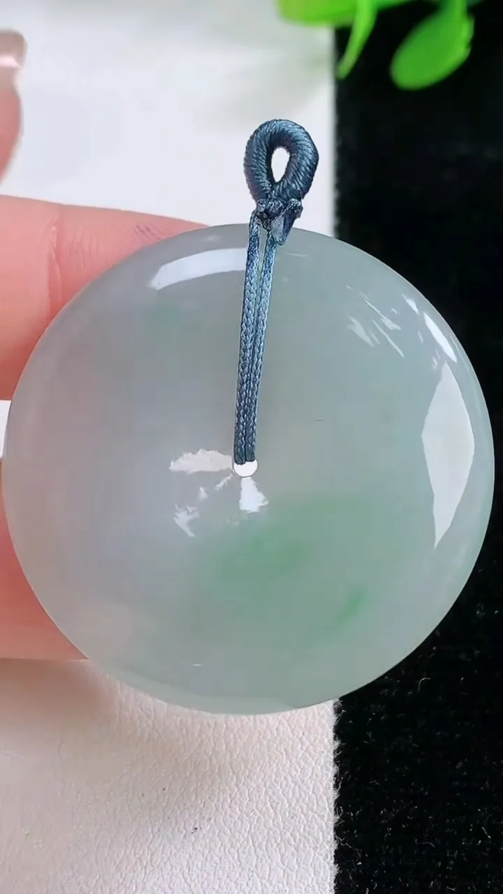 天然A货翡翠平安扣吊坠，尺寸35.6-5.8，重量:15.43g
11月29日