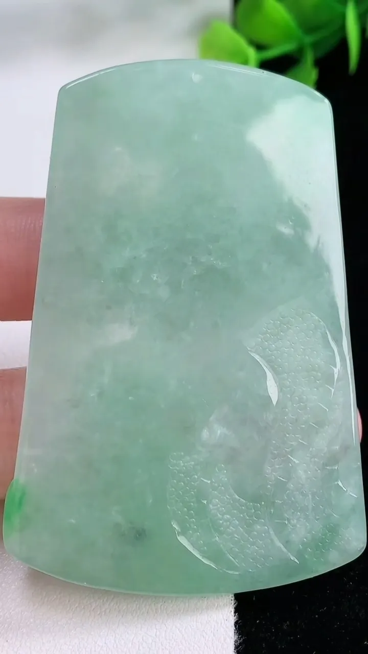 天然A货翡翠不动明王吊坠，尺寸65.4-42.6-5.6，重量:34.56g
11月29日