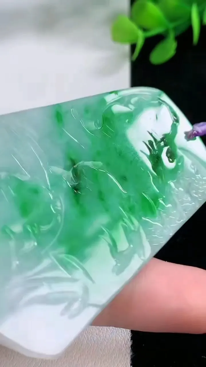 天然A货翡翠山水牌吊坠，尺寸65.3-46.2-5.9，重量:37.02g
11月29日