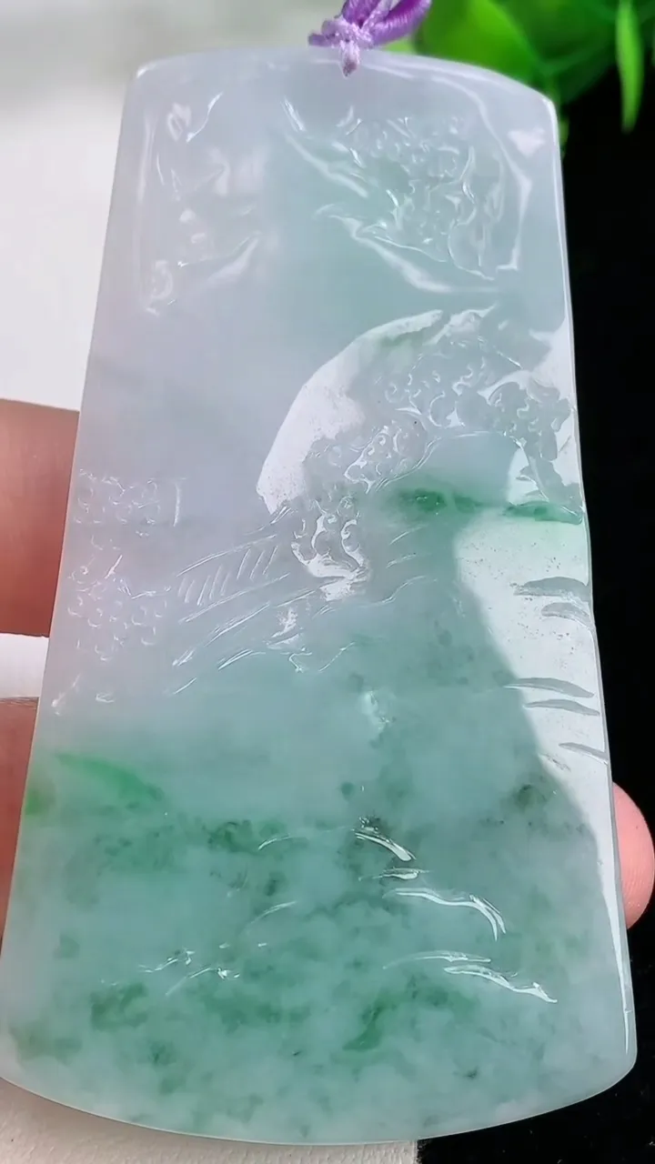 天然A货翡翠山水牌吊坠，尺寸73.6-41.8-5.9，重量:38.15g
11月29日