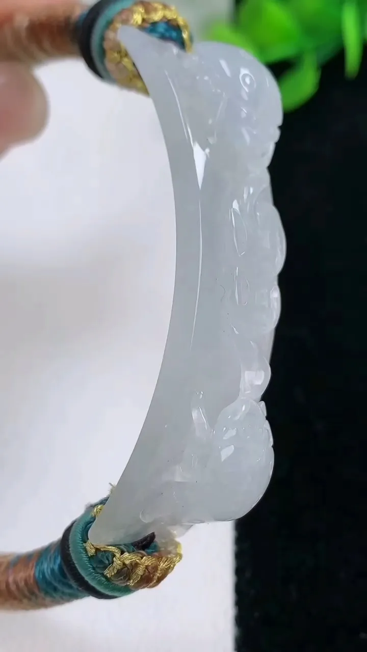 天然A货翡翠一鸣惊人手绳，尺寸53.2-12.4-10，重量:24.26g
11月29日