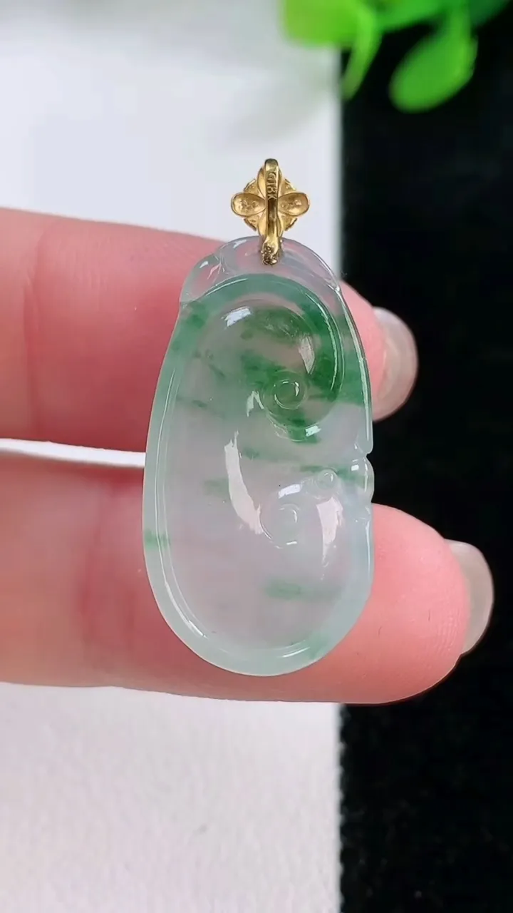 天然A货翡翠如意吊坠，尺寸24.7-14-4.6，重量:3.44g
11月29日