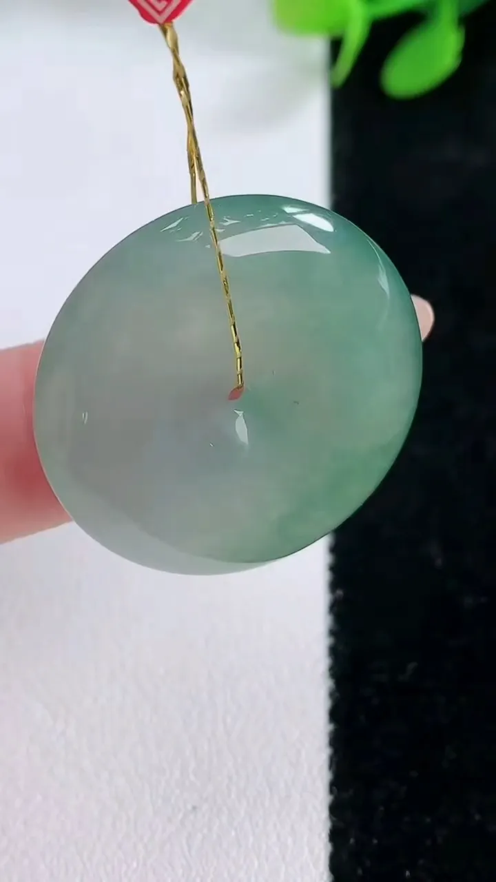 天然A货翡翠平安扣吊坠，尺寸27.5-5.9，重量:8.89g
11月29日