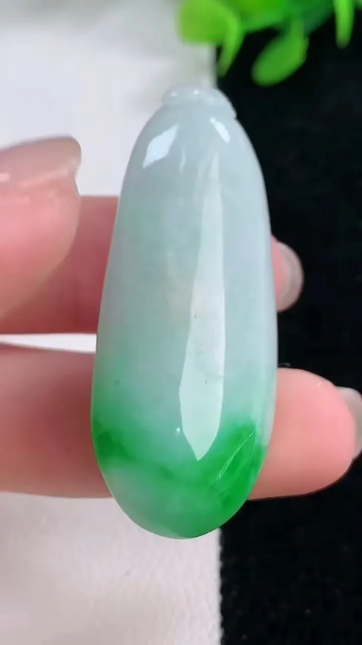 天然A货翡翠福瓜吊坠，尺寸45.4-19-12.6，重量:18.97g
11月29日