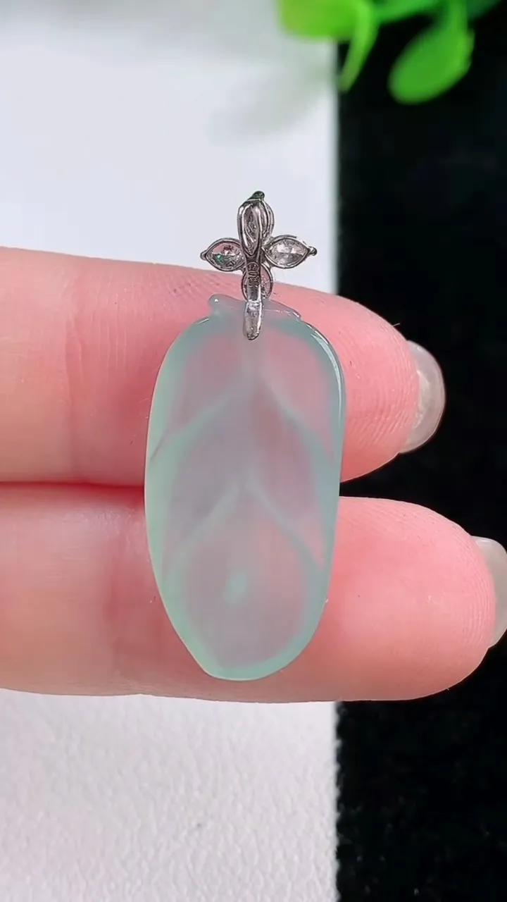 天然A货翡翠金枝玉叶 叶子吊坠，尺寸21.8-12-3，重量:2.16g
11月29日