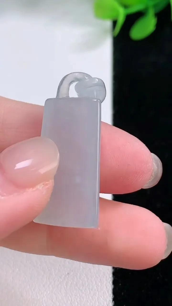 天然A货翡翠无事牌吊坠，尺寸36.4-13-5.8，重量:5.73g
11月29日