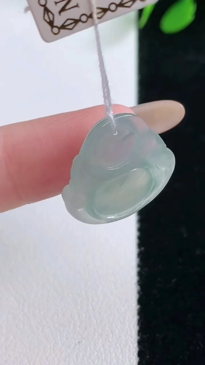 天然A货翡翠佛公吊坠，尺寸17.5-19-5.8，重量:3.04g
11月29日