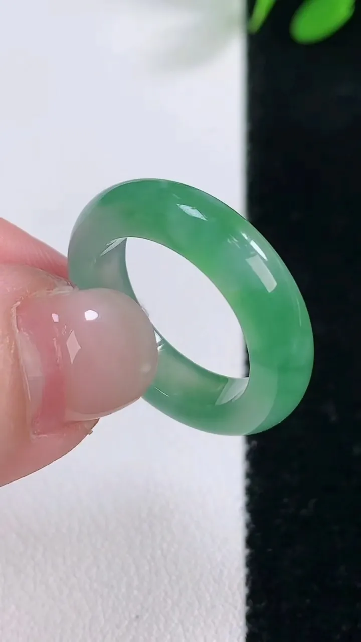 天然A货翡翠指环戒指，尺寸17-5.2-3.7，重量:4.11g2025年11月29日
工厂直销收藏佳品,种好水足，色泽均匀，有种有色，上手高大气！