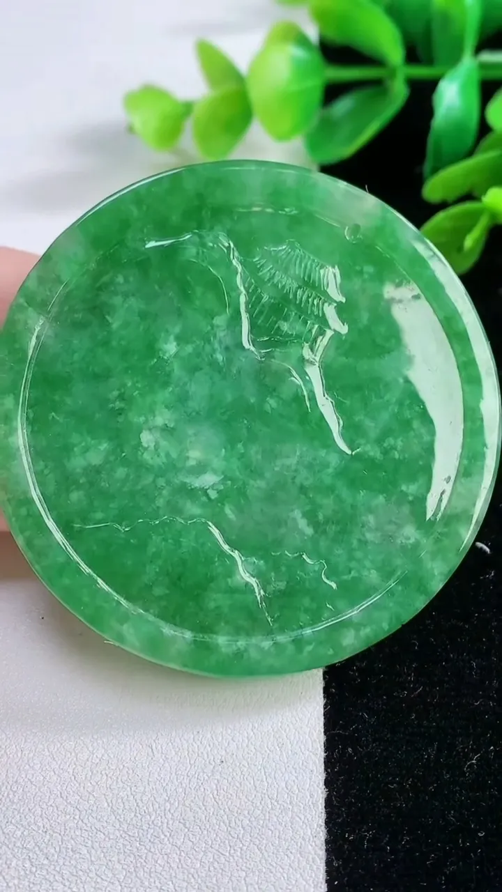 天然A货翡翠山水牌吊坠，尺寸 56.2-56.2-5.8，重:38.10g
11月29日