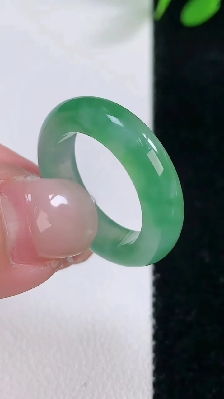 天然A货翡翠指环戒指，尺寸17-5.2-3.7，重量:4.11g2025年11月29日
工厂直销收藏佳品,种好水足，色泽均匀，有种有色，上手高大气！