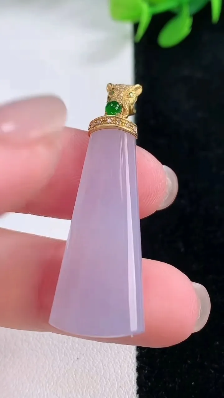 天然A货翡翠18K金紫罗兰无事牌吊坠，尺寸33.4-13.3-5.8，重量:6.39g
11月29日