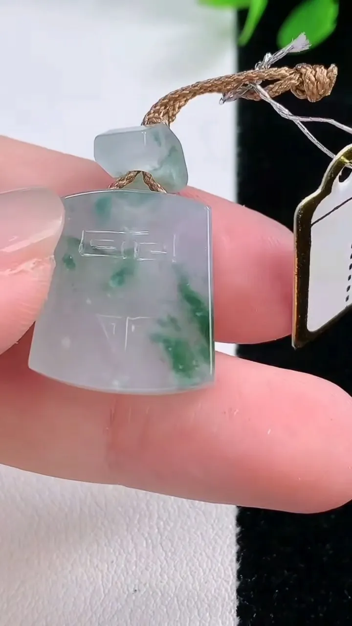 天然A货翡翠冰种飘花仿古无事牌吊坠，尺寸18.8-17-5.6，重量:5.97g
11月29日