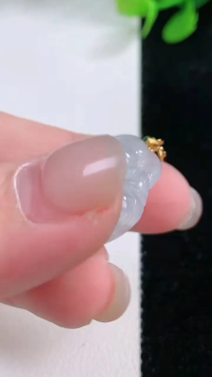 天然A货翡翠种白冰佛公吊坠，尺寸26.3-27.6-6.6，重量7.11g
11月29日