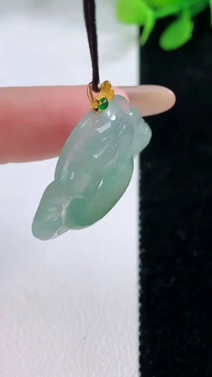 天然A货翡翠佛公吊坠，尺寸24.8-29.2-5，重量:5.21g
11月29日