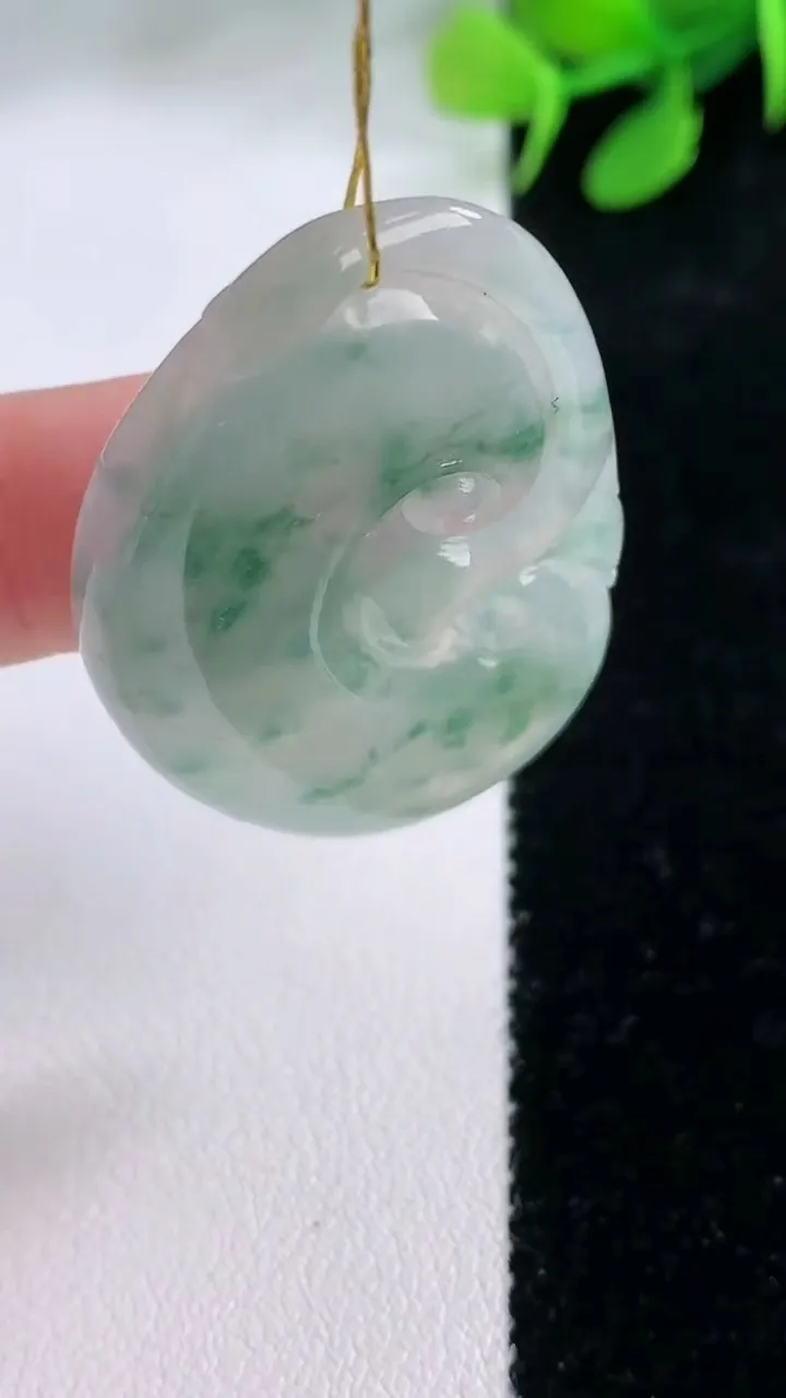 天然A货翡翠冰种飘花如意吊坠，尺寸43.2-27-5，重量:10.52g
11月29日