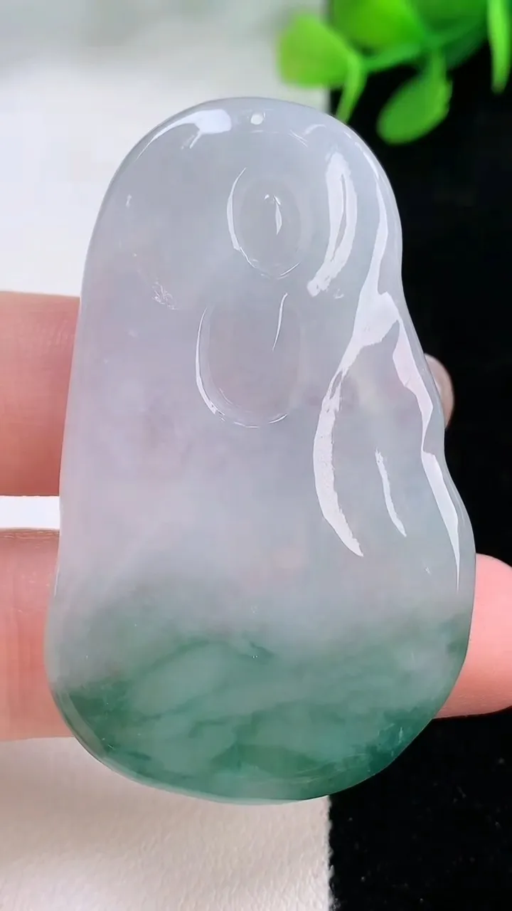 天然A货翡翠冰种飘花观音菩萨吊坠，尺寸52.8-32.6-5.2，重量:18.94g
11月29日