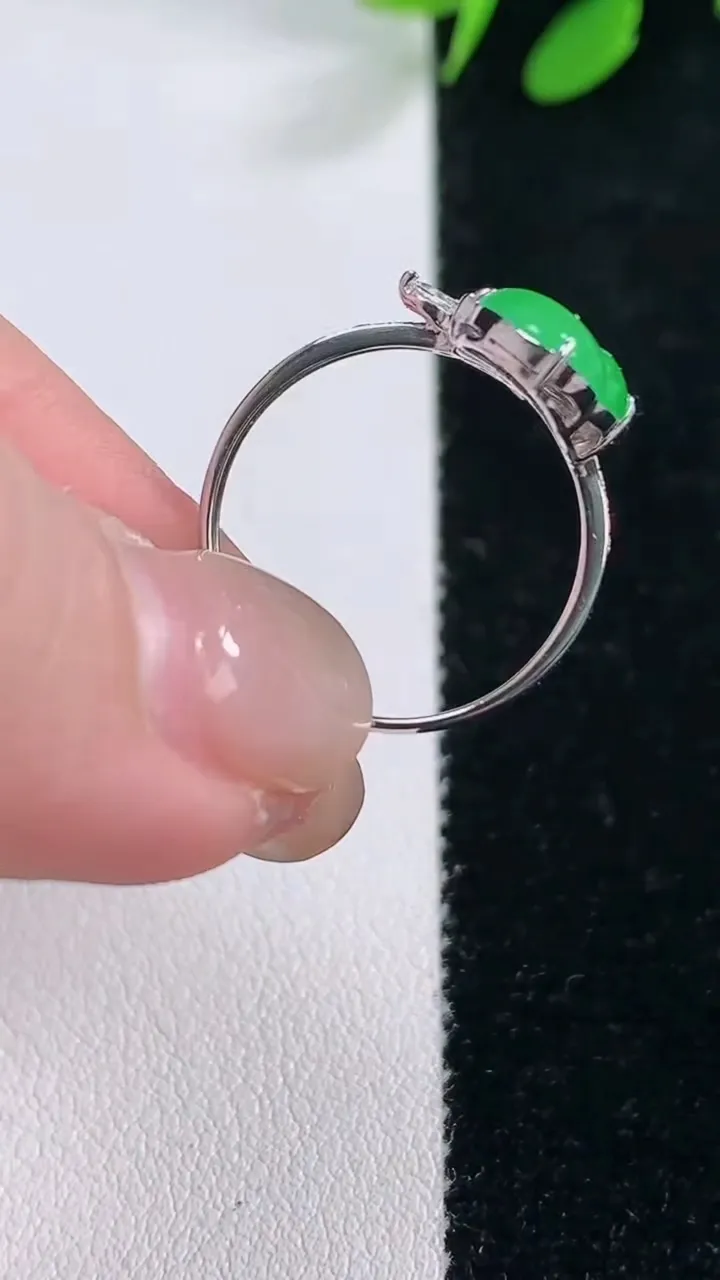 天然A货翡翠葫芦戒指，尺寸17.6-8.8-6.6-3.3，重量:1.76g2025年11月29日
工厂直销收藏佳品,种好水足，色泽均匀，有种有色，上手高大气！