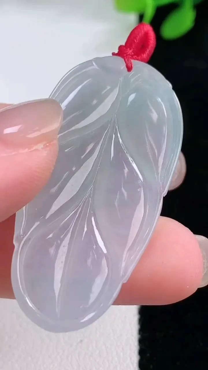 天然A货翡翠金枝玉叶 叶子吊坠，尺寸42.8-21.6-4.2，重量:8.48g
11月29日