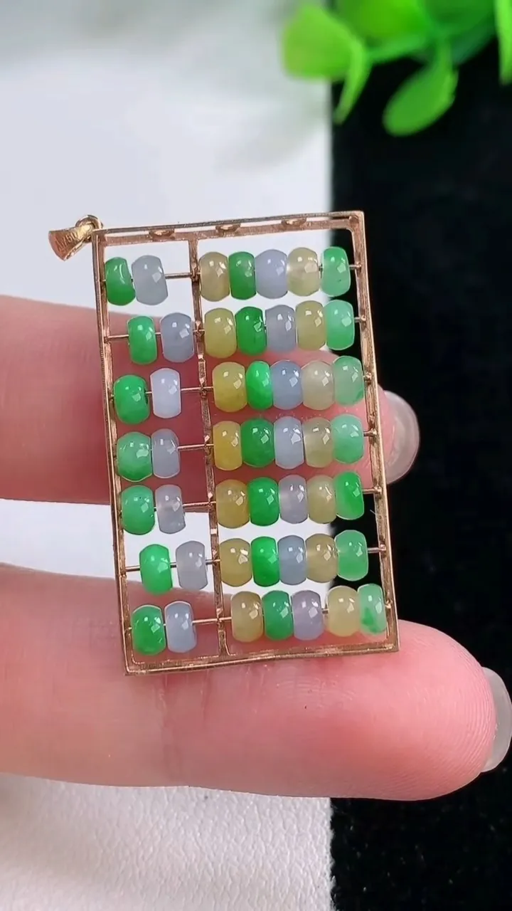 天然A货翡翠18K金三彩算盘吊坠，尺寸32-20-3.8，裸石3.4-1.8重量:4.11g
11月29日