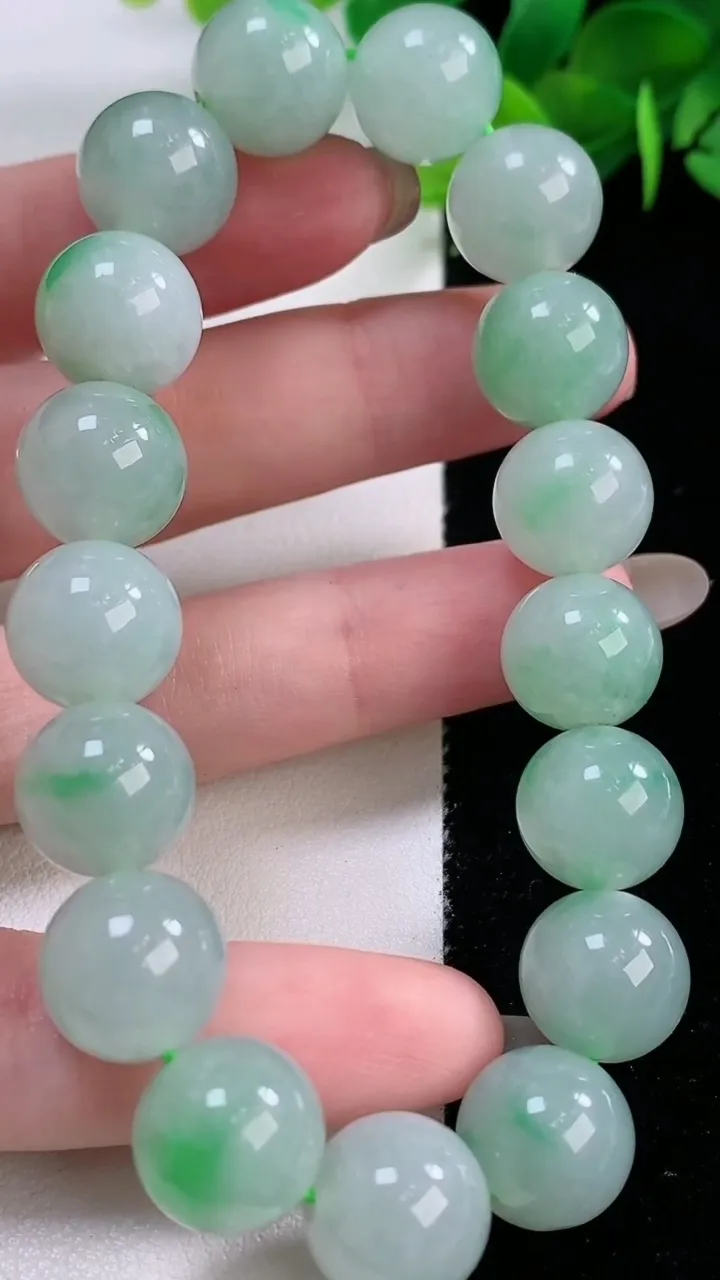天然A货翡翠圆珠手串，尺寸12-17颗，重量:52.37g11月29日
工厂直销收藏佳品,种好水足，色泽均匀，有种有色，上手高大气！