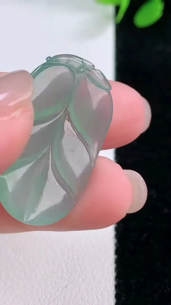 天然A货翡翠金枝玉叶 叶子吊坠，尺寸30.8-17.7-3.5，重量:3.78g
11月29日