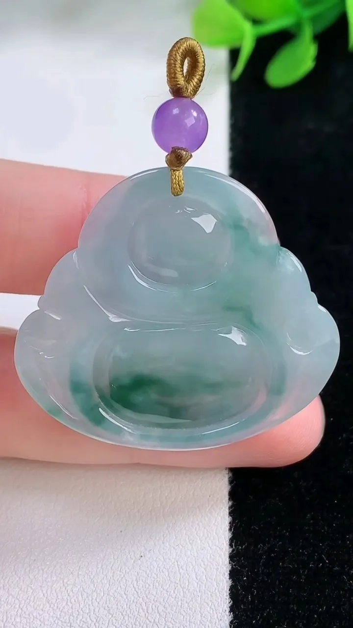 天然A货翡翠飘花佛公吊坠，尺寸32.8-37.7-5.9，重量:11.74g
11月29日