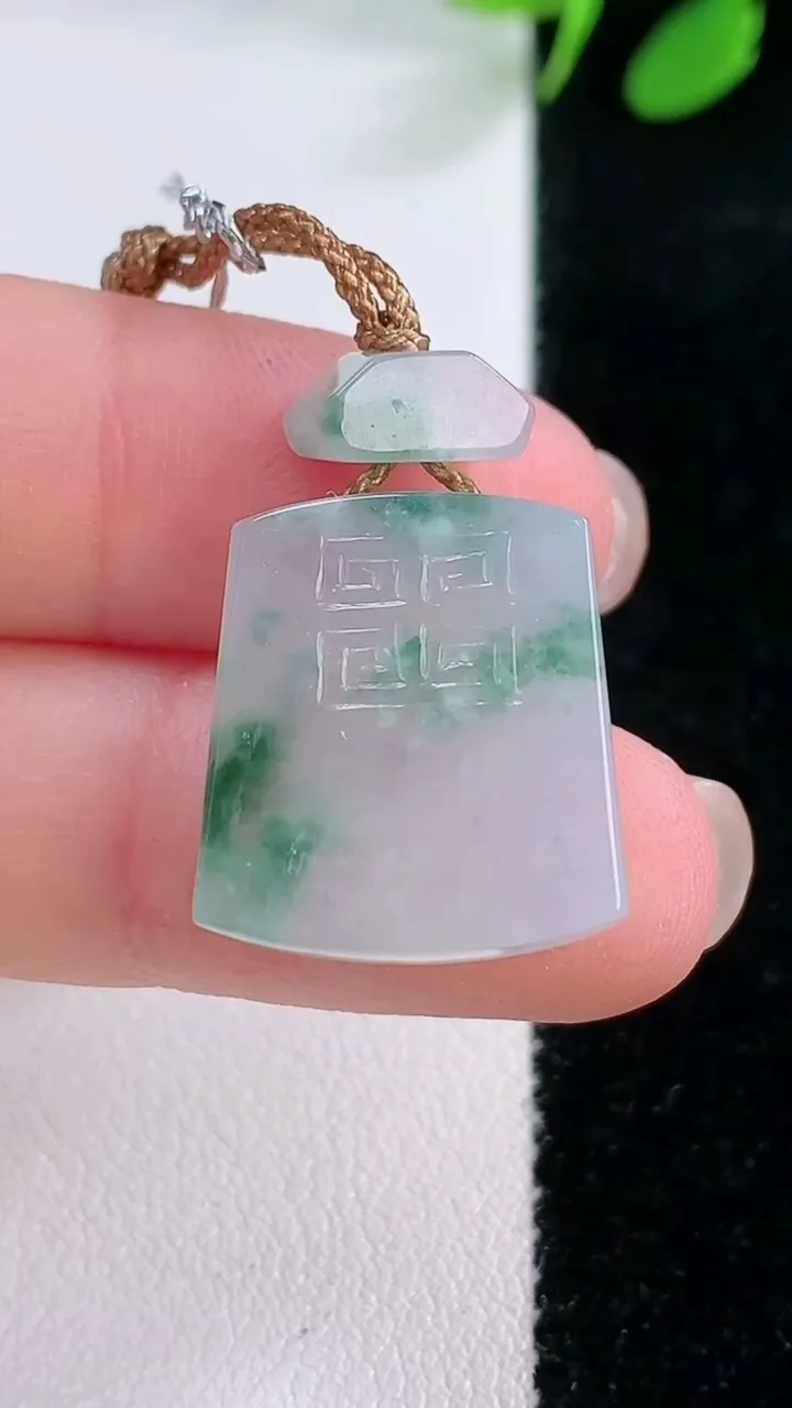 天然A货翡翠冰种飘花仿古无事牌吊坠，尺寸18.8-17-5.6，重量:5.97g
11月29日