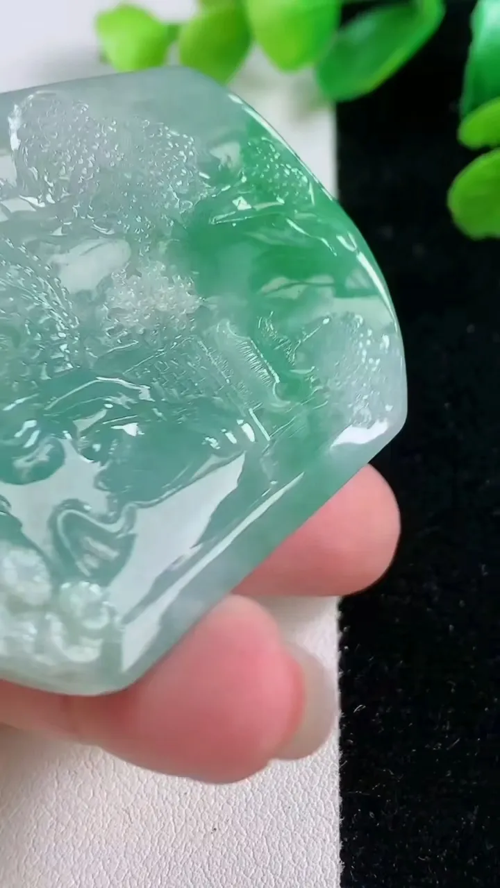 天然A货翡翠山水牌吊坠，尺寸 52-45-12，重:49.64g
11月29日