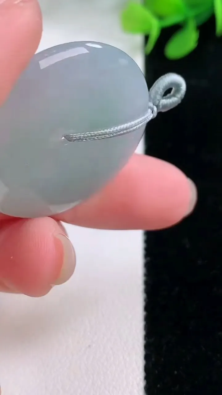 天然A货翡翠平安扣吊坠，尺寸31.6-5.6，重量:12.11g
11月29日