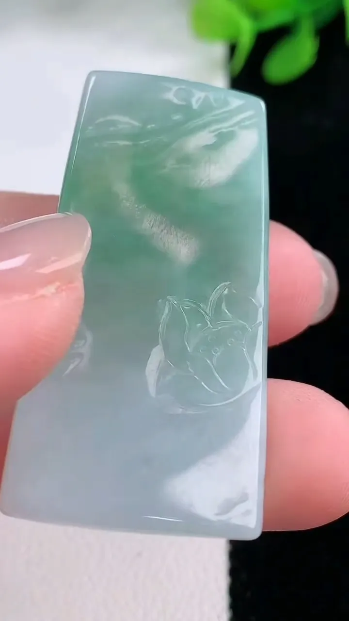 天然A货翡翠阿弥陀佛吊坠，尺寸42.5-22.4-5，重量:12.87g
11月29日