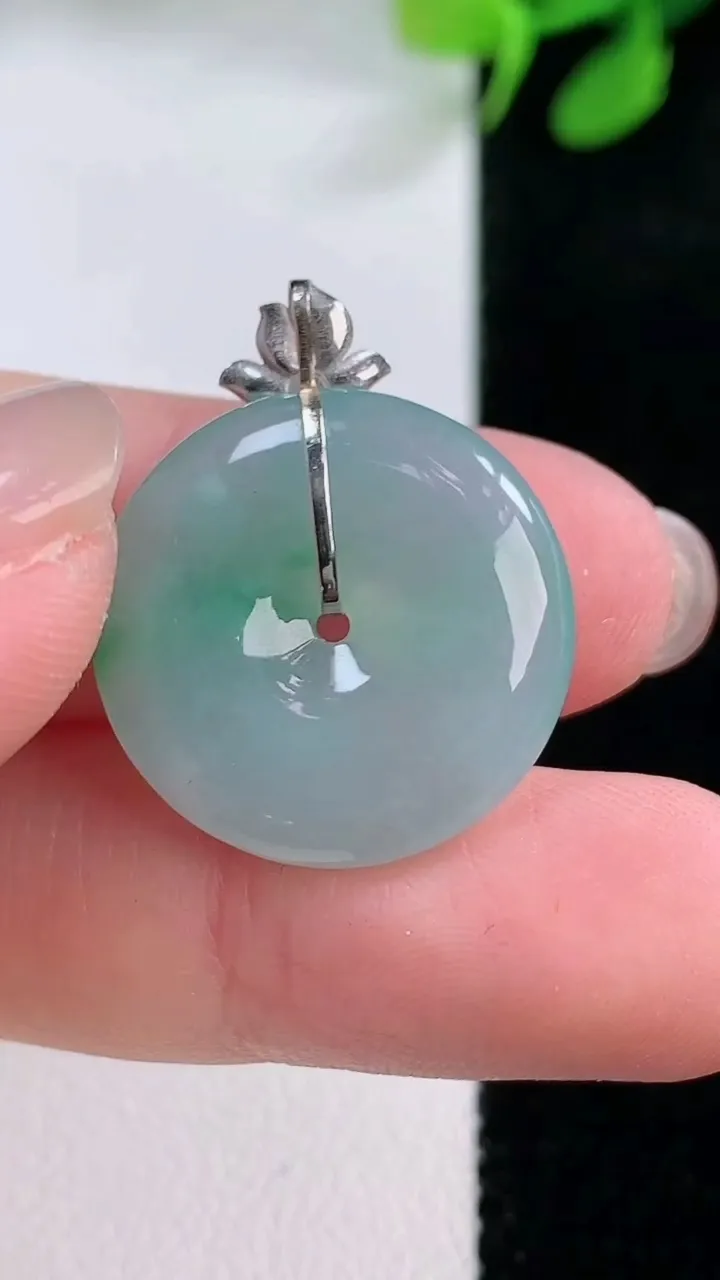 天然A货翡翠平安扣吊坠，尺寸20.7-4.8，重量:4.70g
11月29日