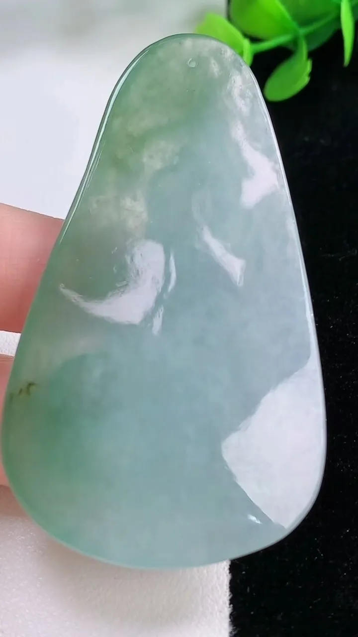 天然A货翡翠大日如来吊坠，尺寸67.8-39-6.8，重量:31.70g
11月29日